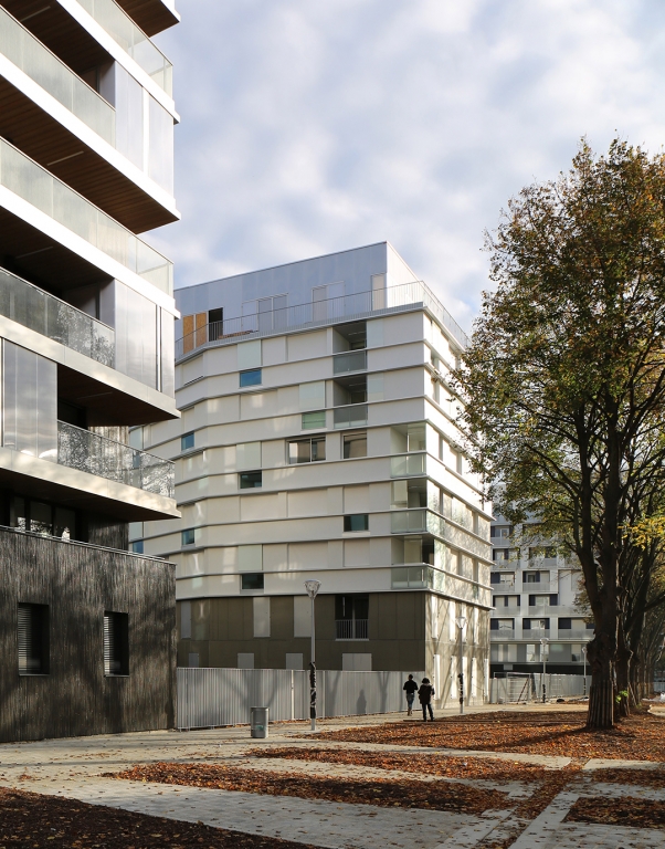 Scattered sparkles &ndash; The sun&rsquo;s journey animates the walls